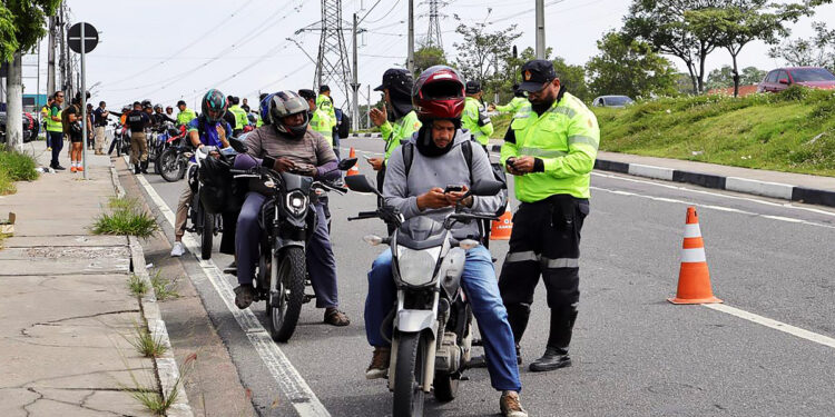 Motos barulhentas e com documentos vencidos são tiradas de circulação em operação da Prefeitura de Manaus