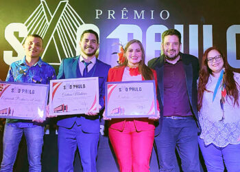 Cantores Ianayra e Caetano Medeiros são homenageados em SP por divulgação da cultura do AM