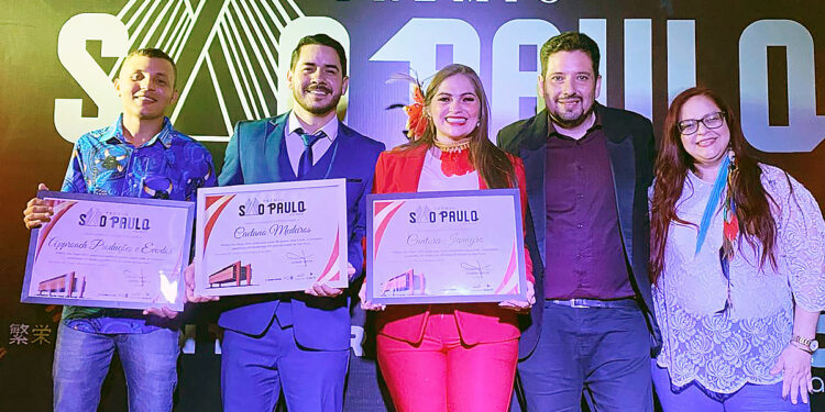 Cantores Ianayra e Caetano Medeiros são homenageados em SP por divulgação da cultura do AM