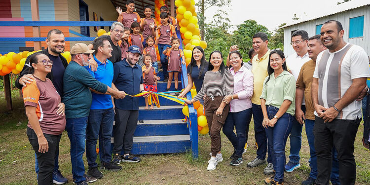Fausto Júnior participa de inauguração de escola e destaca parceria e investimentos na Educação em Parintins