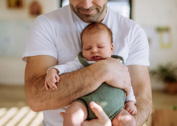 Licença-paternidade de até 20 dias é aprovada no Senado 