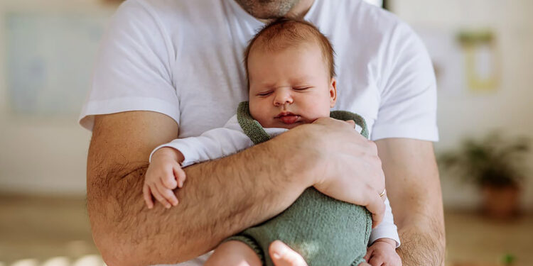 Licença-paternidade de até 20 dias é aprovada no Senado 