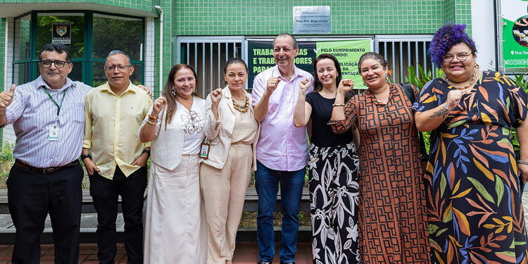 Em visita à Fiocruz Manaus, Omar Aziz reforça compromisso com a pesquisa científica