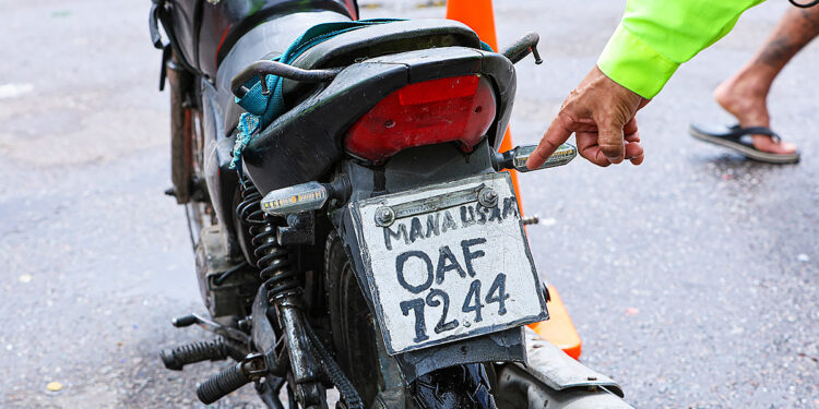 Motos barulhentas e sucateadas são tiradas de circulação em blitz na zona Leste de Manaus