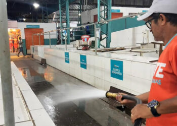 Feiras em Manaus ganham serviço extra de limpeza, em preparação para Semana Santa