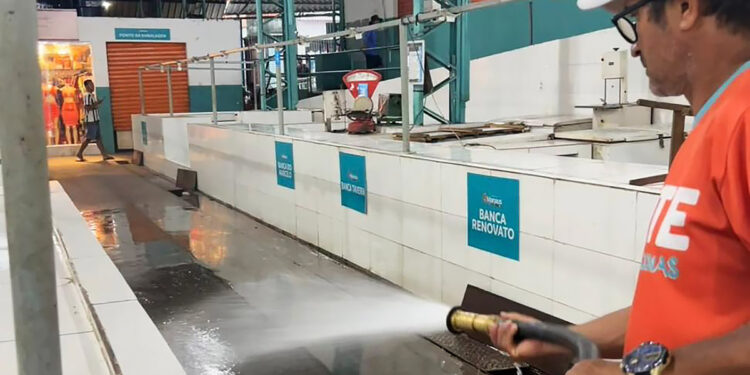 Feiras em Manaus ganham serviço extra de limpeza, em preparação para Semana Santa