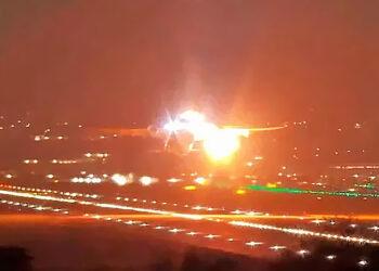 Cena de filme de terror: turbina de avião explode e piloto faz pouso de emergência em SP