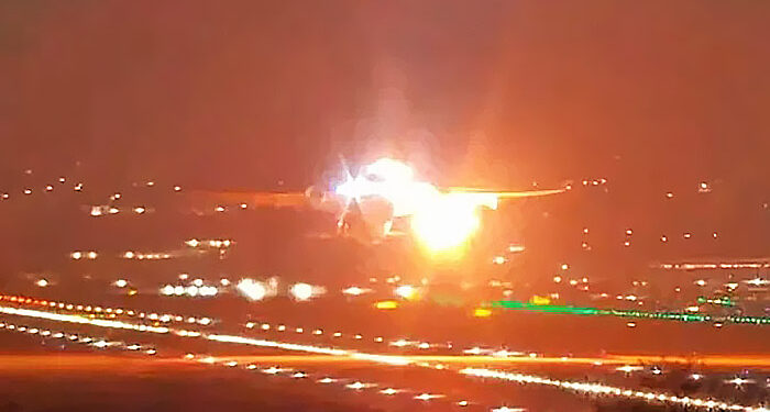 Cena de filme de terror: turbina de avião explode e piloto faz pouso de emergência em SP