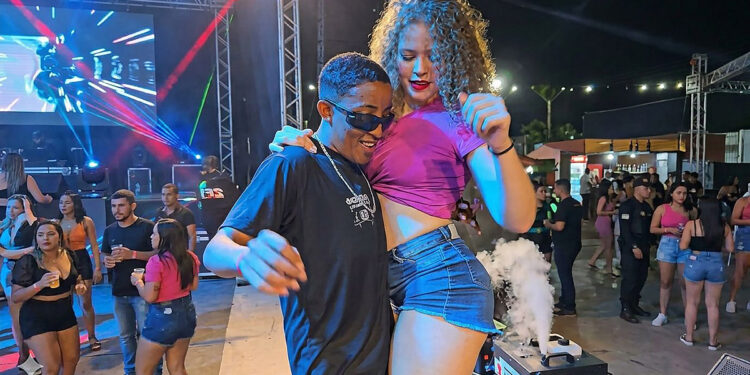 Dia do Trabalhador tem festa gratuita na Ponta Negra; evento é organizado pela Prefeitura de Manaus
