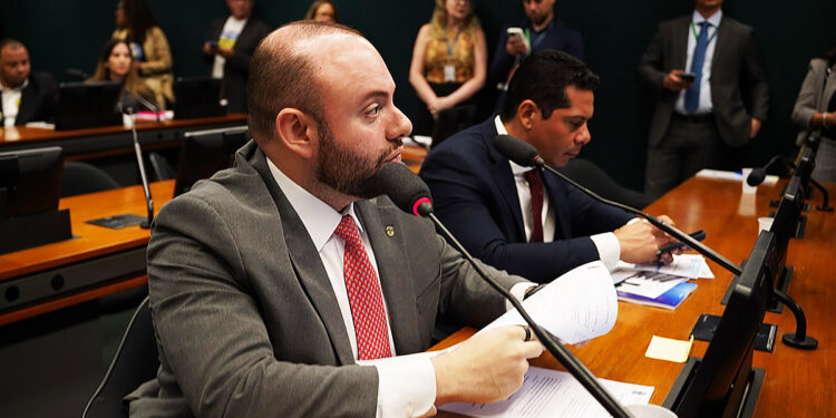 Conta de luz e apagões: Fausto Jr. exige explicações da empresa que assumiu controle da AM Energia