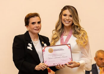 Izabelle Fontenelle é homenageada com Medalha de Honra ao Mérito à Mulher, entregue pelo TCE-AM