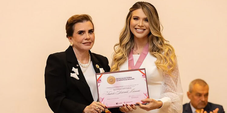 Izabelle Fontenelle é homenageada com Medalha de Honra ao Mérito à Mulher, entregue pelo TCE-AM