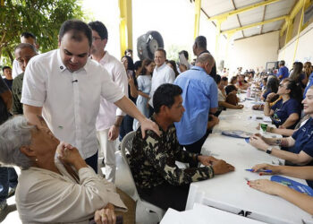 Famílias da zona norte de Manaus recebem 800 títulos definitivos entregues pelo governador Roberto Cidade