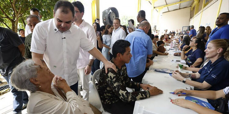 Famílias da zona norte de Manaus recebem 800 títulos definitivos entregues pelo governador Roberto Cidade