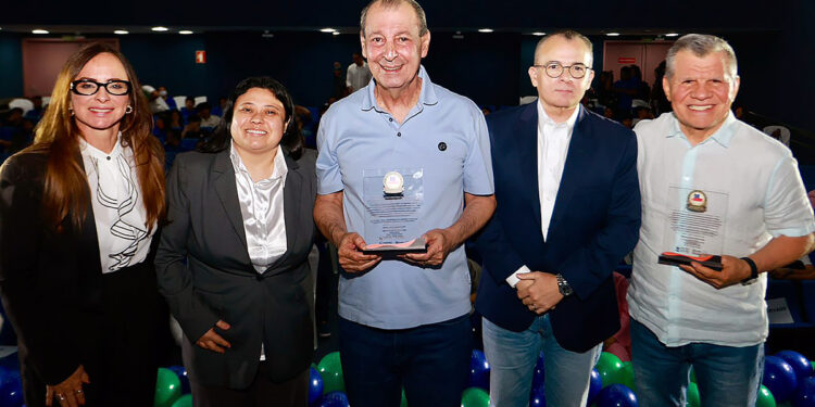 Em encontro com jovens, Omar Aziz destaca importância da criação de empregos para futuros profissionais