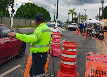 Vazamento de adutora na estrada da Ponta Negra leva prefeitura a notificar Águas de Manaus