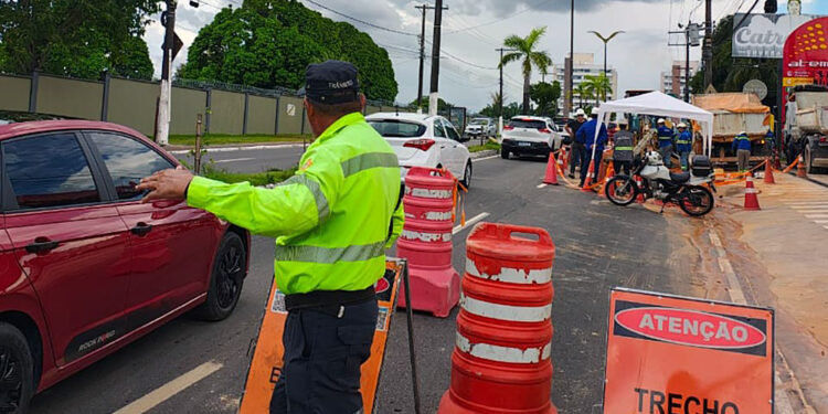 Vazamento de adutora na estrada da Ponta Negra leva prefeitura a notificar Águas de Manaus