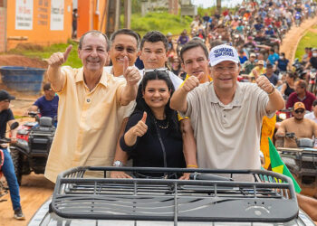 Em maratona pelo interior do AM, Omar Aziz e Eduardo Braga entregam obras e são recebidos pela população Em maratona pelo interior do AM, Omar Aziz e Eduardo Braga entregam obras e são recebidos pela população