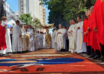 Trecho da av. Eduardo Ribeiro é interditado pela Prefeitura de Manaus, para celebração do Corpus Christi
