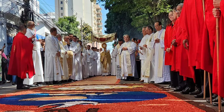 Trecho da av. Eduardo Ribeiro é interditado pela Prefeitura de Manaus, para celebração do Corpus Christi