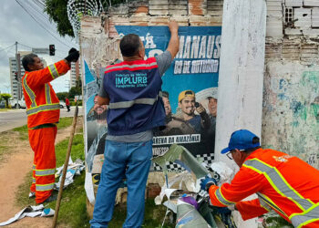 Poluição visual: faixas e cartazes instalados em locais proibidos são removidos pela Prefeitura de Manaus
