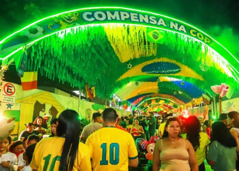 ‘Rua da Copa’ no bairro Compensa transmite estreia do Brasil, para os apaixonados por futebol