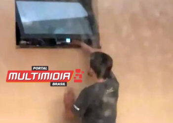 Vídeo: taradão filma vizinha gostosa tomando banho no condomínio e recebe muito carinho da polícia