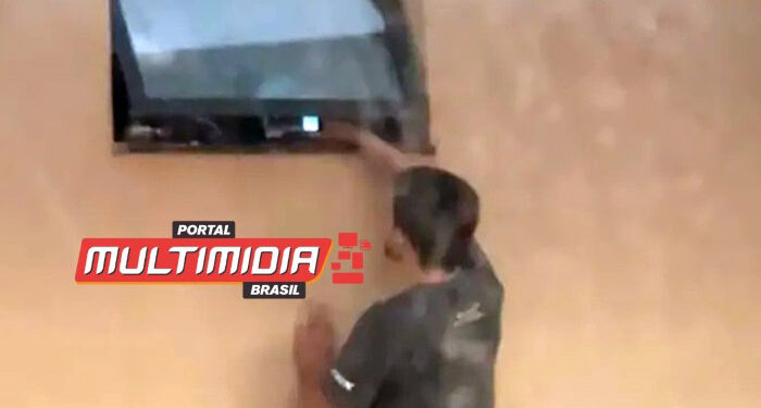 Vídeo: taradão filma vizinha gostosa tomando banho no condomínio e recebe muito carinho da polícia