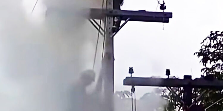 Vídeo – homem é eletrocutado ao consertar rede de alta tensão que não foi desligada pela empresa de energia
