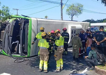Tombamento de ônibus na zona Oeste de Manaus deixa mais de 20 feridos; veja o vídeo Tombamento de ônibus na zona Oeste de Manaus deixa mais de 20 feridos; veja o vídeo