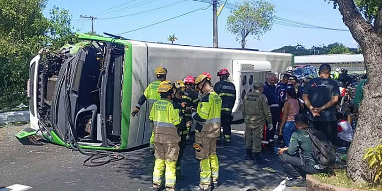 Tombamento de ônibus na zona Oeste de Manaus deixa mais de 20 feridos; veja o vídeo Tombamento de ônibus na zona Oeste de Manaus deixa mais de 20 feridos; veja o vídeo