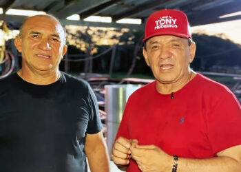 Eleições 2026: lancha de Tony Medeiros fica no prego no rio Amazonas, ao anoitecer