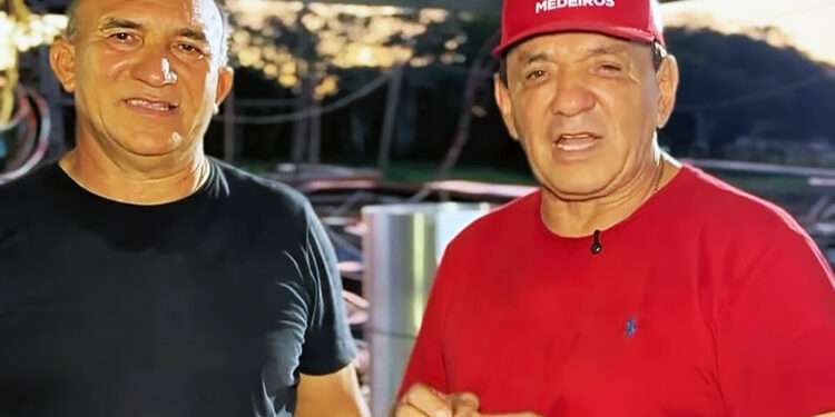 Eleições 2026: lancha de Tony Medeiros fica no prego no rio Amazonas, ao anoitecer