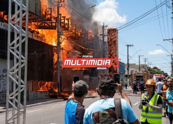 Usuários de drogas incendiaram prédio no centro histórico de Manaus, afirma comerciante