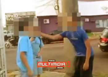 Aluno é esfaqueado pelo ex-melhor amigo na saída do colégio; veja o vídeo