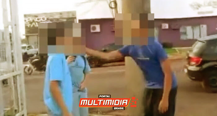 Aluno é esfaqueado pelo ex-melhor amigo na saída do colégio; veja o vídeo Aluno é esfaqueado pelo ex-melhor amigo na saída do colégio; veja o vídeo